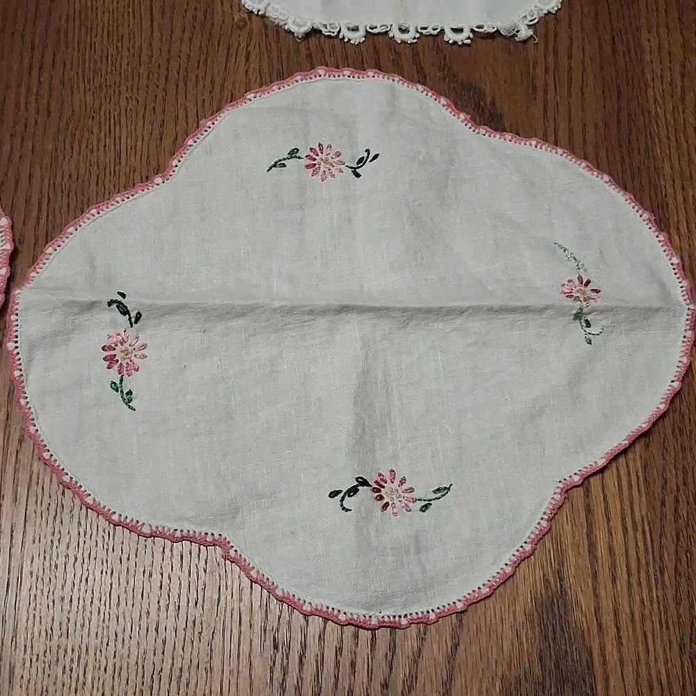 Vintage Tatting, Embroidery,4 Pc., Doilies, &‎ Handkerchief.
